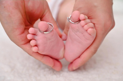 博尔塔拉蒙古宝宝吃奶呕吐